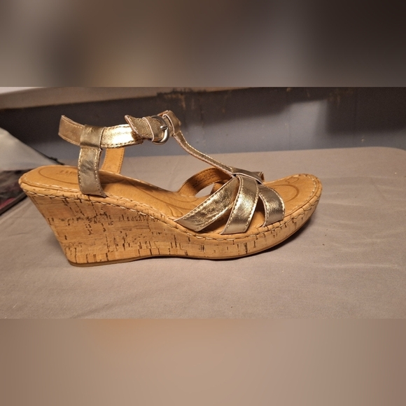 Born Metallic Gold Strappy Wedge Sandals Sz 9 Casual Summer NWT - Picture 8 of 8